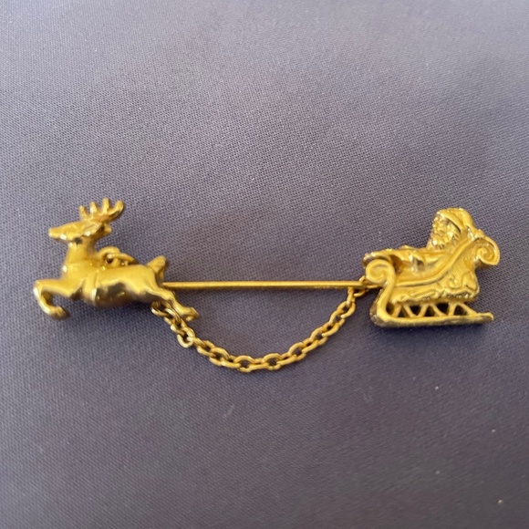 VTG Gold Tone Santa Sleigh Reindeer Stick Pin - Picture 1 of 7